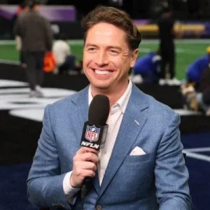 Tom Pelissero covering NFL news from the sidelines
